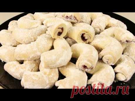 Это Просто Чудо-Печенье! Ешь и Хочется!Ингредиенты:
Масло сливочное (маргарин) - 250г
Мука пшеничная - 500г
Сметана - 160-170г
Варенье из слив (любой густой джем или повидло)
Сахарная пудра для обваливания.
Выпекать в разогретой до 180-190 градусов духовке около 20 минут (ориентируйтесь на легкое зарумянивание печенья).
Выход - 2 больших противня.