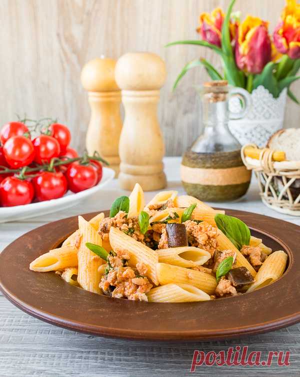 Паста с соусом из курицы и баклажанов на Вкусном Блоге Принесла вам новый рецепт пасты. Соус к ней – на основе куриного фарша с томатами и баклажаном. Очень вкусный 🙂 Форму макаронов вы можете менять по своему выбору – тут и короткая фигурная паста подойдет, и длинная – типа тальятелле или спагетти. Мелко рубим лук. В сотейнике на средне-сильном огне…