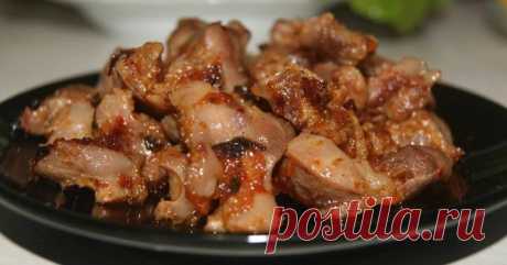 6 рецептов, чтобы вкусно приготовить куриные желудки Многие пренебрегают куриными потрошками, отдавая предпочтение другим частям тушки. И очень зря. Ведь во внутренних органах сосредоточено много полезных микроэлементов. Я, например, просто обожаю куриные желудки. У них своеобразный вкус, и иногда приходится потратить время на их чистку. Но я точно знаю, как вкусно приготовить куриные желудки.