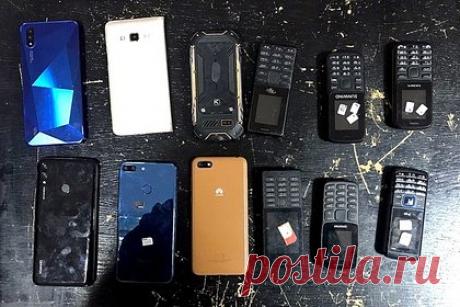 В российскую колонию попытались передать 12 телефонов с помощью квадрокоптера. В Рязанской области сотрудники оперативного отдела ФСИН предотвратили переброс запрещенных предметов на территории исправительной колонии №3 (ИК-3). Силовики заметили на режимном объекте мужчину, который пытался с помощью квадрокоптера доставить в колонию полиэтиленовые свертки, обмотанные скотчем.