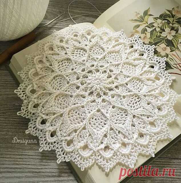 Leylight pattern by Julia Hart Crochet, knitting, weaving, tatting, etc Вязание скатерти крючком, Вязаная крючком мандала, Салфе в Яндекс.Коллекциях