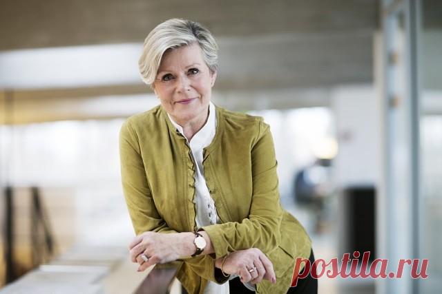 Спасибо, жизнь, за это счастье – жить!
Карабкаться, ползти, и ввысь стремиться,
И вглубь земли корнями уходить,
Дышать, существовать, и быть, и длиться.
Спасибо, Жизнь, за радость – ощущать
Тепло лучей и ветерка дыханье,
И замирать, всем сердцем трепеща,
Вдруг от того, чему и нет названия.
Спасибо, Жизнь, за то, что не спеша,
В пути земном сквозь беды и потери,
Взрослея, приучается душа
Любить безмерно, без оглядки верить.
Спасибо, Жизнь, за главный твой урок,
Мудрейшее из...