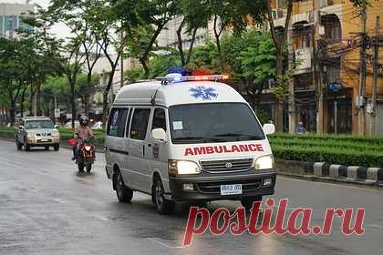 Россиянка на мотоцикле в Таиланде уворачивалась от тележки с едой и разбилась