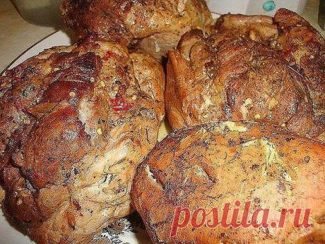 .5 ВКУСНЕЙШИХ ВТОРЫХ БЛЮД 

1.Пьяная рулька.
2.Буженина по-домашнему 
!2!етки с картошкой в сметанно-томатном соусе! 
4.Мясные рулетики с картошкой в сливках
5.Курочка в кефире

1.Пьяная рулька.

Ингредиенты:

рулька свиная 1.5 кг
морковь 0.5 шт
шпиговать
зубчик чеснока 5 шт
шпиговать
масло подсолнечное без запаха по вкусу
смесь перцев по вкусу
соль по вкусу
приправы по вкусу по вкусу
горчица острая по вкусу
пиво светлое 500 мл

Приготовление:

Рульку обмыть и обсушить…
На...