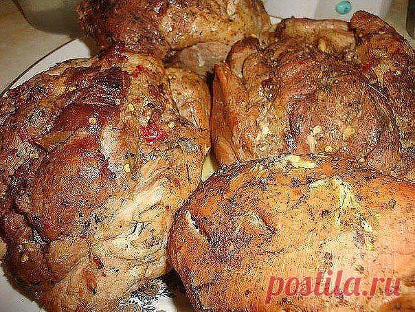 .5 ВКУСНЕЙШИХ ВТОРЫХ БЛЮД 

1.Пьяная рулька.
2.Буженина по-домашнему 
!2!етки с картошкой в сметанно-томатном соусе! 
4.Мясные рулетики с картошкой в сливках
5.Курочка в кефире

1.Пьяная рулька.

Ингредиенты:

рулька свиная 1.5 кг
морковь 0.5 шт
шпиговать
зубчик чеснока 5 шт
шпиговать
масло подсолнечное без запаха по вкусу
смесь перцев по вкусу
соль по вкусу
приправы по вкусу по вкусу
горчица острая по вкусу
пиво светлое 500 мл

Приготовление:

Рульку обмыть и обсушить…
На...