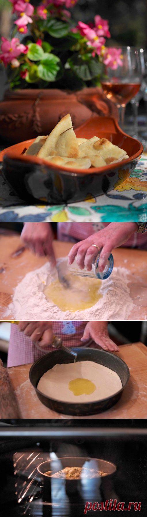 ФОКАЧЧА С РОЗМАРИНОМ !!!  **Или  "Быстрый хлеб" по-итальянски! Нет свежего розмарина -тогда сушеный, или любимые травы. Кто же Вам запретит? Это вариант - свежего хлеба, или закуска к аперитиву с паштетами, сырами и др. *Совершенно, и  беспроигрышно!