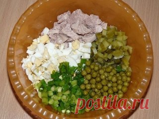 Салат из печени трески.
Тресковая печень - это основной источник такого полезного и незаменимого продукта, как рыбий жир. В ней содержится большое количество витаминов A и D. Я хочу поделиться рецептом салата из печени трески, он получается нежный и вкусный, а добавление маринованного огурчика придаёт блюду особую пикантность. 
Для приготовления салата понадобится: 
печень трески - 1 банка; 
яйцо - 2 шт.; 
горошек - 1/2 банки; 
маринованный огурец - 2-3 шт. (маленькие); 
лук зелёный; 
майонез