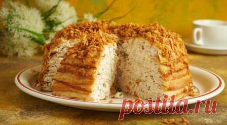 Блинный пирог с курицей

Ингредиенты:

Молоко — 1 л
Яйца — 3 шт.
Соль — на кончике ножа
Сахар — 25 г
Мука — 300–400 г
Растительное масло — 100 мл + еще немного для жарки
Отварное куриное филе — 500 г
Укроп — 25 г
Творожный сыр — 300 г
Сливки 33 % жирности — 100 мл
Сушеный жареный лук — 20-30 г

Приготовление:

1. Приготовьте тесто для блинов. В миску налейте 500 мл молока. Добавьте яйца, соль на кончике ножа и сахар. Взбейте миксером до получения массы однородной консистен...