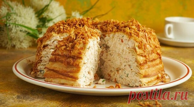 Блинный пирог с курицей

Ингредиенты:

Молоко — 1 л
Яйца — 3 шт.
Соль — на кончике ножа
Сахар — 25 г
Мука — 300–400 г
Растительное масло — 100 мл + еще немного для жарки
Отварное куриное филе — 500 г
Укроп — 25 г
Творожный сыр — 300 г
Сливки 33 % жирности — 100 мл
Сушеный жареный лук — 20-30 г

Приготовление:

1. Приготовьте тесто для блинов. В миску налейте 500 мл молока. Добавьте яйца, соль на кончике ножа и сахар. Взбейте миксером до получения массы однородной консистен...