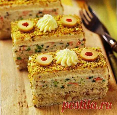 Закусочный торт с сельдью и крабовыми палочками.