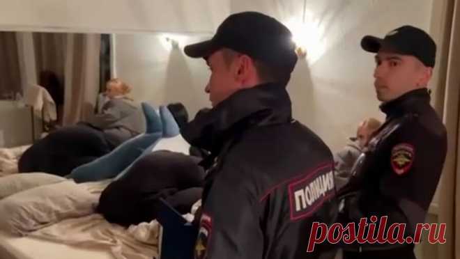В Екатеринбурге из бывшей штаб-квартиры революционера сделали бордель. В Екатеринбурге накрыли бордель в доме, где находилась штаб-квартира революционера Якова Свердлова. Об этом со ссылкой на члена муниципальной Общественной палаты Дмитрия Чукреева сообщает Ura.ru. По информации агентства, в доме-памятнике ...