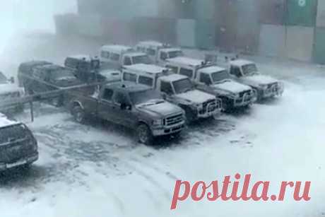 Летняя пурга в российском регионе попала на видео. На Чукотке во вторник, 3 августа, поднялась пурга. Уточняется, что зима в российском регионе, попавшая на видео, пришла на рудник Купол, считающийся одним из самых крупных золото-серебряных месторождений России. Ранее стало известно, что 29 июля в Магаданской области выпал тоже снег.