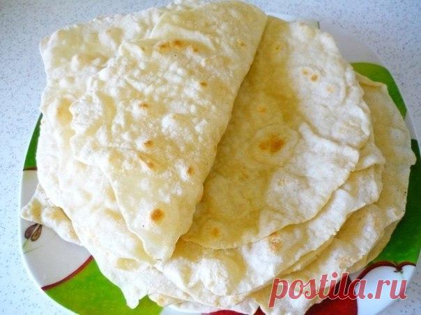 Я очень люблю ЛАВАШ. Но в магазине он не очень вкусный, долго искала рецепт, вот наконец то нашла. Теперь для меня не составляет особого труда нажарить лепёшек. 40 шт за 1 час. Вкуснотище , куда там магазинным. 
это рецепт 1 порции, я всегда готовлю 2 порции (40 шт)

1 ч.л сухих дрожжей
1 ч.л соли, 
0.5 ч.л сахара 
1 ст.л. масла растительного
1 стакан теплой воды
3 стакана муки. 

Замесить тесто, оно получается мягкое, приятное и эластичное. Разделить на 20-16 шариков, всё...