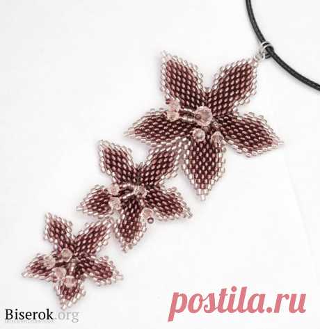 Кулон из трех цветков