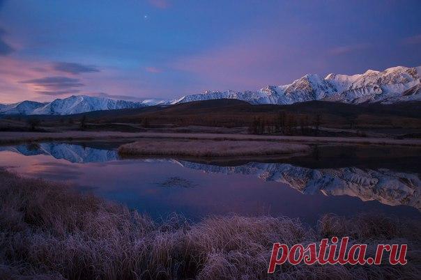 Предрассветный час на алтайском озере Джангысколь. Снимок Ольги Волковой: nat-geo.ru/photo/user/116222 С добрым утром!