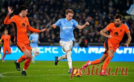 «Интер» сыграет с «Наполи» в финале Суперкубка Италии. В полуфинальном матче «Интер» обыграл «Лацио» со счетом 3:0. В первом полуфинале «Наполи» оказался сильнее «Фиорентины» — 3:0. Финал состоится 22 января