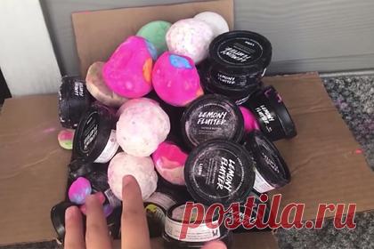 Женщина увлеклась поиском брендовых вещей в мусорках и удивилась ценным находкам. Жительница США увлеклась поиском брендовых вещей в мусорных контейнерах и продемонстрировала на YouTube свои ценные находки. Так, среди них оказались две пары часов с металлическим и кожаным ремнями и палетка теней Anastasia Beverly Hills Amrezy стоимостью 60,5 доллара (7,2 тысячи рублей по нынешнему курсу).