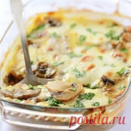 Куриная запеканка с грибами и сыром: правильный ужин!
Итого на 100 грамм - 82.8 ккал: Белки- 12.64Жиры - 2.77Углеводы - 1.42  
Ингредиенты:
200 г филе курицы
200 г шампиньонов
1 яйцо целое
2 яичных белка
100 г йогурт натуральный
Тертый нежирный сыр 30 г
Перец черный, соль по вкусу
Приготовление:
1. Курицу отварить так, как вы любите
2. Шампиньоны отварить
3. Все мелко порезать
4. Яйцо взбить с белками, посолить
5. Йогурт смешать с перцем и солью
6. Все ингредиенты соединить, вылож