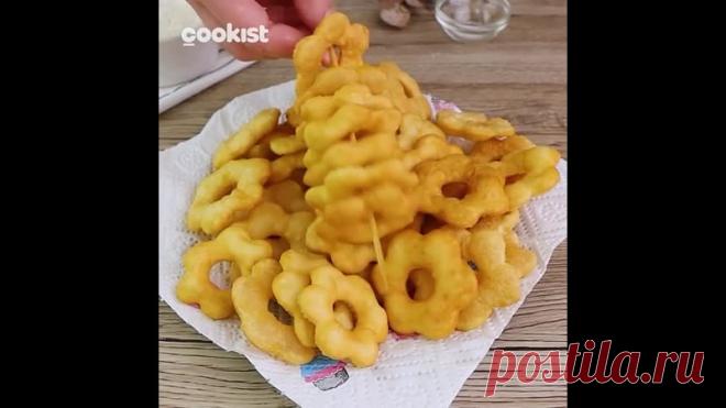 Это идеальная идея для закуски! 

ИНГРЕДИЕНТЫ
250 мл (1 стакан) воды
6 г (1 чайная ложка) соли
380 г (2 1/2 стакана) муки
Разрыхлитель (щепотка)
Масло для жарки

ПРИГОТОВЛЕНИЕ
В миску добавить воду, соль, муку, разрыхлитель и все перемешать. Продолжайте месить руками, чтобы получилось тесто. Накройте его и дайте постоять 20 минут.
По истечении времени обработайте тесто мукой и разделите его пополам. Возьмите одну половину, раскатайте половину и создайте формы цветов с помо...