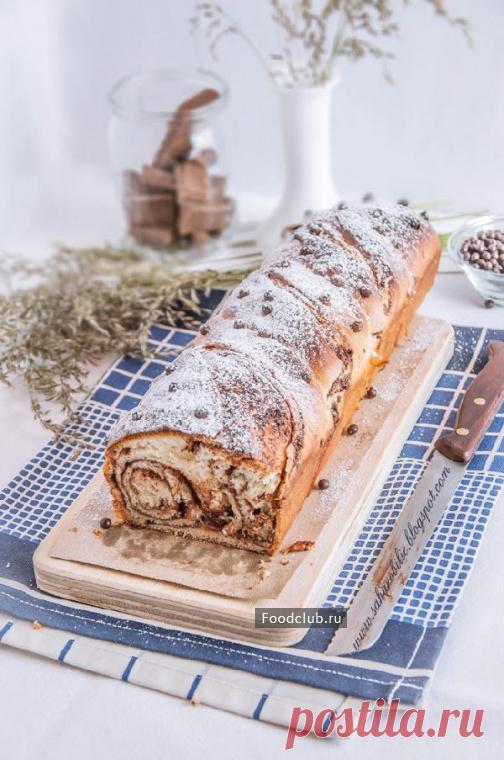 Сладкий хлеб на сыворотке с молочным шоколадом Несколько  дней назад пришла в гости подруга и разговор коснулся такого сладкого болгарского хлеба Козунак, который традиционно делается на Пасху, но уже для граждан Македонии, а не Болгарии, это всего лишь сладкая булочка, которая выглядит примерно так как сделала я эту. 
Мы обсудили возможные формы и начинки данного хлеба, а после ухода подруги осталось лишь соединить два кусочка головоломки вместе и понять, что мой сладкий ...