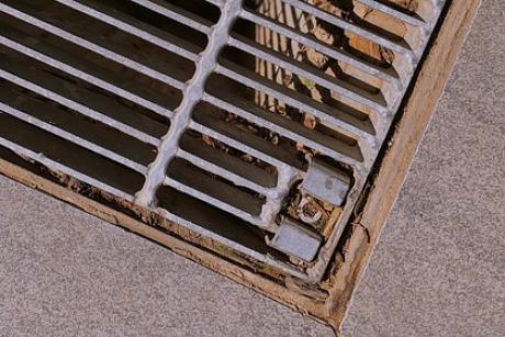 Преступник просидел двое суток в канализации и замерз. В Австралии спасли преступника, который устроил аварию с полицейской машиной, два дня прятался в канализации и замерз. Вызов в экстренные службы города Брисбен, штат Квинсленд, поступил в понедельник, 25 марта. Мужчина сообщил, что застрял в ливневой канализации и не может выбраться.