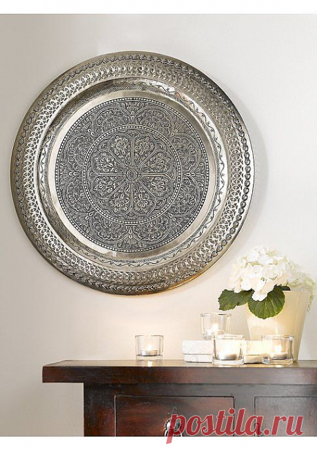 Декоративный поднос. Из никелированного металла с декоративным тиснением. Раскрашен вручную. Крепится на стену. Диаметр ок. 58 см.