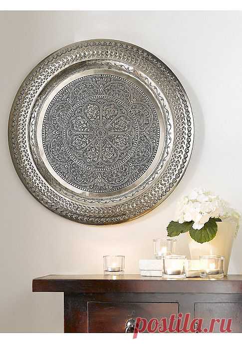 Декоративный поднос. Из никелированного металла с декоративным тиснением. Раскрашен вручную. Крепится на стену. Диаметр ок. 58 см.