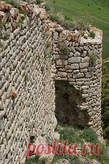 Զարգացած միջնադար
Պռոշաբերդ (13-րդ դար)

Պռոշյան իշխանները հայտնի էին ամրոցաշինությամբ։ Նրանք Վայոց ձորի տարածքում կառուցում են ևս մեկ ամրոց՝ Պռոշաբերդը։ Դա իշխանանիստ ամրոց էր, որը գտնվում էր լեռնագագաթին և զբաղեցնում էր 1-1,5 հա տարածություն։ Այստեղ կառուցվել է բազալտե ամուր պարիսպ, և ջրմուղ՝ խողովակաշարով։ Բերդի զինանոցները, զորանոցներն ու իշխանական պալատը ավերվել են՝ թաղվել հողի շերտի տակ։ Կանգուն են միայն պարիսպները և մատուռը։ Դրանից ոչ հեռու Սպիտակավոր սուրբ Աստվածածին վանքն է։