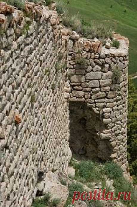 Զարգացած միջնադար
Պռոշաբերդ (13-րդ դար)

Պռոշյան իշխանները հայտնի էին ամրոցաշինությամբ։ Նրանք Վայոց ձորի տարածքում կառուցում են ևս մեկ ամրոց՝ Պռոշաբերդը։ Դա իշխանանիստ ամրոց էր, որը գտնվում էր լեռնագագաթին և զբաղեցնում էր 1-1,5 հա տարածություն։ Այստեղ կառուցվել է բազալտե ամուր պարիսպ, և ջրմուղ՝ խողովակաշարով։ Բերդի զինանոցները, զորանոցներն ու իշխանական պալատը ավերվել են՝ թաղվել հողի շերտի տակ։ Կանգուն են միայն պարիսպները և մատուռը։ Դրանից ոչ հեռու Սպիտակավոր սուրբ Աստվածածին վանքն է։