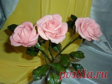 МАСТЕР-КЛАСС, РЕЦЕПТ ХОЛОДНОГО ФАРФОРА (ХФ)

Попробуем научиться делать холодный фарфор, без термической обработки. Это очень дешевый и быстрый способ.

Для создания ХФ нам понадобятся вот такие ингредиенты:
- Кукурузный крахмал (я использую картофельный)
- Вазелин или вазелиновое масло
- Пищевая сода
- Клей ПВА

Приготовление:

1.Первое, что будем делать, это в чистую и сухую тарелку кладем две столовые ложки крахмала. Берем одну ложку вазелина и перетираем его в тарелке ...