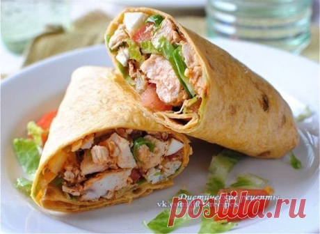 Лаваш с курицей и овощами: супер-белковый ПП-перекус! 
на 100грамм - 112.29 ккалБ/Ж/У - 8.46/0.75/17.57 

Ингредиенты: 
Лаваш - 1 шт
Куриное филе - 150 г
Листья салата - 20 г
Помидор - 1 шт
Огурец - 1/2 шт
Лук - по вкусу
Зелень - по вкусу
Натуральный йогурт - 2 ст. л
Чеснок - по вкусу
За рецепт спасибо группе Диетические рецепты 

Приготовление: 
Куриное филе порезать на куски и обжарить на сковороде. В тонкий лаваш положить лист салата, сверху нарезанные кружочками томаты...