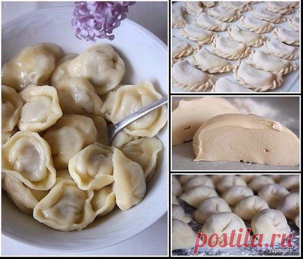 Вкуснейшее универсальное заварное тесто для вареников, пельменей, чебуреков...
Это не тесто, а просто песня! Нежное, эластичное, податливое, приятное в работе и очень вкусное! Что пельмени, что вареники или чебуреки всегда с ним получаются просто изумительные. А еще из него можно приготовить вкуснейшие манты, позы, пироги и слоеные лепешки.
Ингредиенты:
-1 яйцо
-соль
-3 стакана муки
-1 ст.л. растительного масла
-1 стакан кипятка
Приготовление:
К яйцу добавляем соль и взбив...
