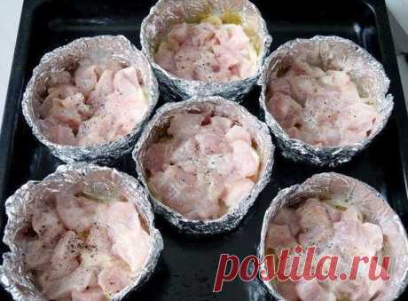 Чечевичный суп Ингредиенты: Лук репчатый (100г) 1 шт. Оливковое масло 40 мл Морковь 200 г Лук порей 1 шт. Чечевица красная 200 г Соль 1 ч.л. Приготовление: 1. Репчатый лук нарежьте тонкими четвертькольцами и спассеруйте в небольшом количестве масла до прозрачности. 2. Добавьте натертую на крупной терке морковь и потушите еще 2-3 минуты. 3. Белую часть лука-порея нарежьте тонкими кольцами, добавьте в сковороду и тушите овощи до мягкости 5-7 минут, помешивая. 4. Вскипятите 2 литра воды,…