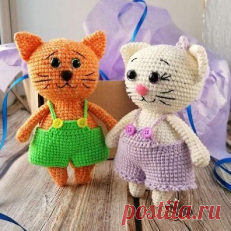 Мастер-класс по вязанию крючком котика Оливера и кошечки Дейзи Схема содержит описание комбинезона и бантика для украшения игрушки