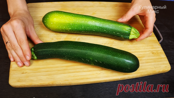Закуска из простых кабачков, которую мой муж готовит всё лето каждый год (вкусно очень, делюсь рецептом)  Наступило лето, и захотелось вспомнить мою любимую закуску, которой муж меня угощал в детстве на даче в деревне.
Это были маленькие кабачки, которые запекаются целиком по очереди.
Да-да, запекаем только половинки, затем смазываем майонезом и чесноком и посыпаем зеленью.
А дальше укладываем на противень и отправляем в разогретую духовку, что бы они запеклись.
Внутрь полосочек укладываем нач…