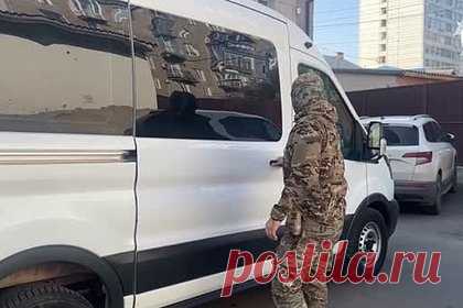 Задержание юного сторонника «Азова» в прихожей попало на видео