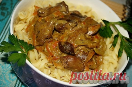 Куриная печень с грибами в сметане