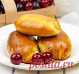 Вкуснейшие пирожки с вишней в духовке (Невероятное воздушное тесто!) Все хитрости и секретики пышного и воздушного теста для печеных пирожков с вишней! Сочная начинка! Ингредиенты. Ингредиенты для теста: Мука пшеничная 480 гр. (3 стакана) Дрожжи сухие 7 гр. Сахар 1 ст. л. Соль 1 ч. л. Молоко 300 мл. (для постного теста вода) Масло растительное 50 мл. Ингредиенты для начинки: Вишня без косточек 300 гр. Сахар 200 гр. Кукурузный крахмал 1 ст. л. Яйцо + 1 ч. л. молока для смаз...