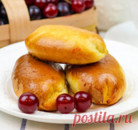 Вкуснейшие пирожки с вишней в духовке (Невероятное воздушное тесто!) Все хитрости и секретики пышного и воздушного теста для печеных пирожков с вишней! Сочная начинка! Ингредиенты. Ингредиенты для теста: Мука пшеничная 480 гр. (3 стакана) Дрожжи сухие 7 гр. Сахар 1 ст. л. Соль 1 ч. л. Молоко 300 мл. (для постного теста вода) Масло растительное 50 мл. Ингредиенты для начинки: Вишня без косточек 300 гр. Сахар 200 гр. Кукурузный крахмал 1 ст. л. Яйцо + 1 ч. л. молока для смаз...
