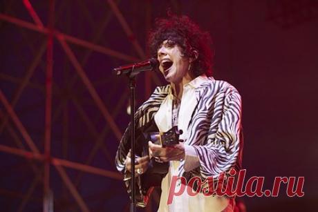 Концерт американской певицы отменили из-за подарка от русских фанатов. В Литве концерт американской певицы LP отменили после публикации видео, на котором она демонстрирует подарки от русских фанатов — худи с флагом РФ. Выступление исполнительницы должно было состояться 4 марта в городе Каунасе. В ответ на это звезда заявила, что любит поклонников со всего мира.