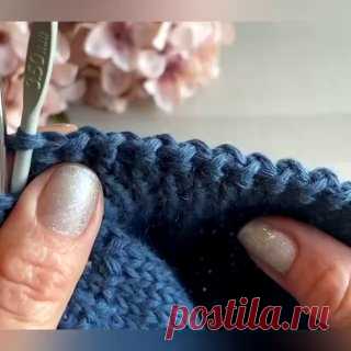 Эластичное закрытие петель.В этом видео самый эластичный способ закрытия резинки 1*1 крючком в технике с накидами. Главный принцип: перед лицевой петлёй выполняется накид «к себе», перед изнаночной - накид «от себя». Главное не перепутать 😉Закрываю всегда крючком того же размера, как и спицы, которыми вязала резинку, при этом петли не затягиваю, а укладываю так, как ложатся. Получается аккуратно и очень эластично 🤗 Попробуйте 😉☺️ голенева анастасия вконтакте