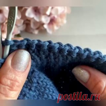 Эластичное закрытие петель.В этом видео самый эластичный способ закрытия резинки 1*1 крючком в технике с накидами. Главный принцип: перед лицевой петлёй выполняется накид «к себе», перед изнаночной - накид «от себя». Главное не перепутать 😉Закрываю всегда крючком того же размера, как и спицы, которыми вязала резинку, при этом петли не затягиваю, а укладываю так, как ложатся. Получается аккуратно и очень эластично 🤗 Попробуйте 😉☺️
