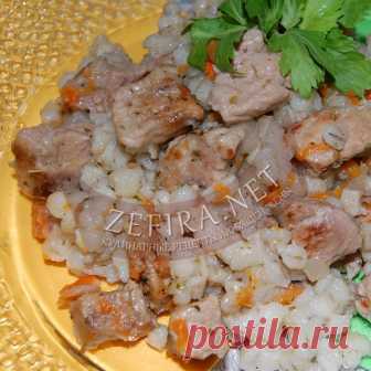 Вкусная перловка с мясом Перловка – одна из самых полезных и диетических продуктов, она очень вкусная и питательная. В перловой крупе содержится огромное количество витаминов и микроэлементов, которые благотворно влияют на кожу, волосы, зрение, обмен веществ и повышают иммунитет. Перловка уверенно лидирует в рейтинге круп,