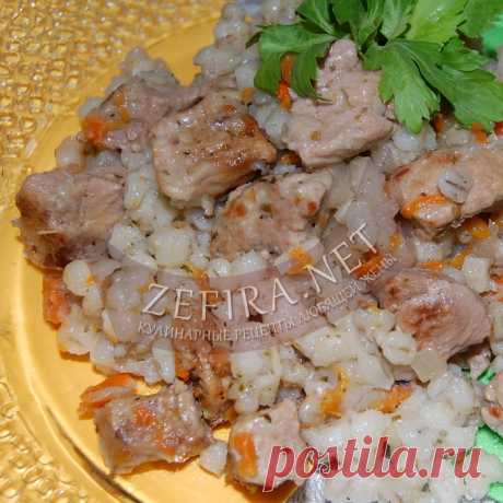 Вкусная перловка с мясом Перловка – одна из самых полезных и диетических продуктов, она очень вкусная и питательная. В перловой крупе содержится огромное количество витаминов и микроэлементов, которые благотворно влияют на кожу, волосы, зрение, обмен веществ и повышают иммунитет. Перловка уверенно лидирует в рейтинге круп,