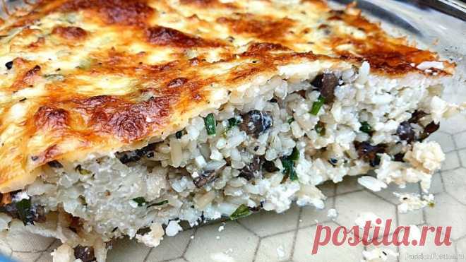 Рисовая запеканка с грибами Быстрое и очень вкусное блюдо на обед или ужин для всей семьи.Ингредиенты: 	 		 2 		стакана отварного риса,300 		гр. любых грибов,2 		зубчика чеснока,30 		гр. любой зелени,3 		яйца,300 		мл. кефира,100 		гр. твердого сыра,растительное 		масло,сливочное 		масло,соль, 		черный перец по...