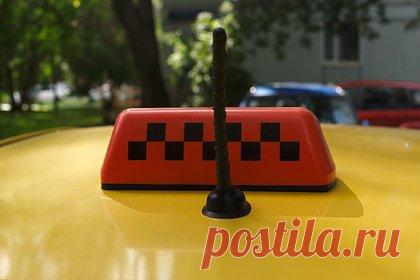 В России предложили запретить парковку такси во дворах