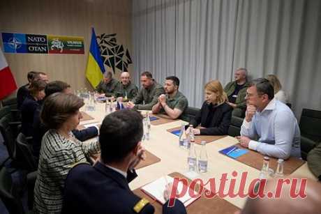 Раскрыты подробности гарантий безопасности Украины от стран G7. Члены Большой семерки (G7) готовы поставить современную военную технику для армии, флота и ВВС в рамках предоставления гарантий безопасности Украины. О содержании проекта документа сообщает Financial Times. Страны G7 также расширят обучение украинских военных и их участие в совместных военных учениях