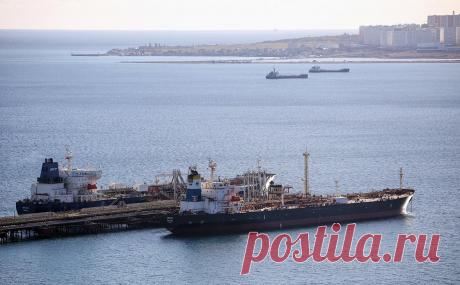 Еврокомиссия опубликовала разъяснения по введению потолка цен на нефть. Первый пересмотр потолка цен на российскую морскую нефть запланирован уже в середине января 2023 года. На ценовое эмбарго действует переходный период в 45 дней