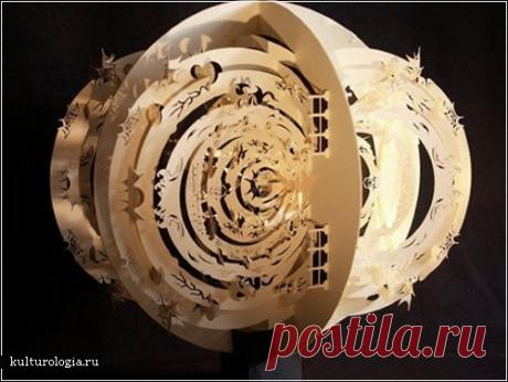 Клуб японского рукоделия|tensaigakkou.ru
Ингрид Силиакус (Ingrid Siliakus) впервые открыла для себя бумажную архитектуру, увидев работы создателя этого вида творчества японского профессора Масахиро Чатани (Masahiro Chatani, котрый занимается изучением и развитием данного направления с начала 1980-х годов.

Ингрид была просто очарована искренней и подробной манерой дизайна бумажных шедевров и той красотой и изысканностью, которую они излучали.

В течение нескольких лет Ингр...