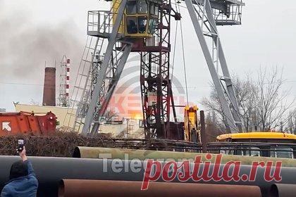 Пожар после обстрела Украиной Белгородской области попал на видео. Возникший после обстрела Вооруженными силами Украины (ВСУ) Белгородской области пожар попал на видео. Снятые очевидцами кадры публикует Telegram-канал «Жесть Белгород». Судя по видео, возгорание возникло на территории одного из промышленных предприятий города. На фоне видны подготовленные к погрузке трубы.